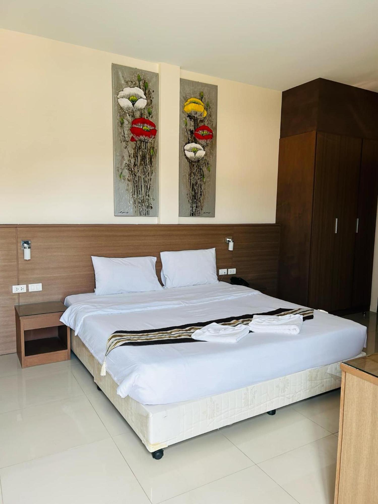 Royal Waves Hotel Patong Exterior photo