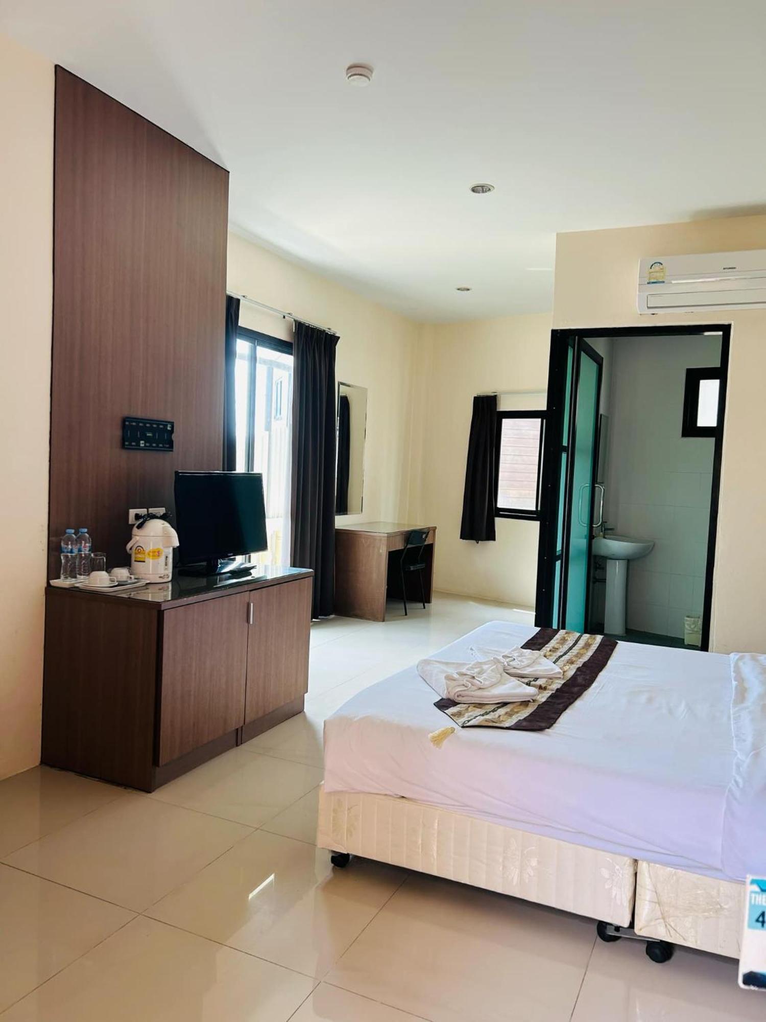 Royal Waves Hotel Patong Exterior photo