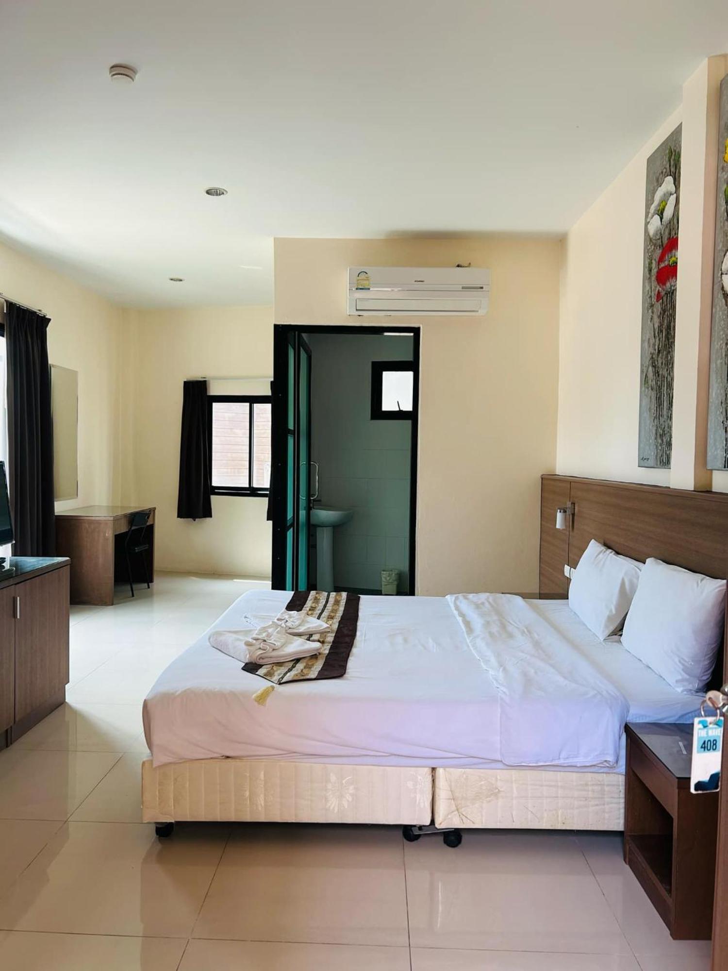 Royal Waves Hotel Patong Exterior photo
