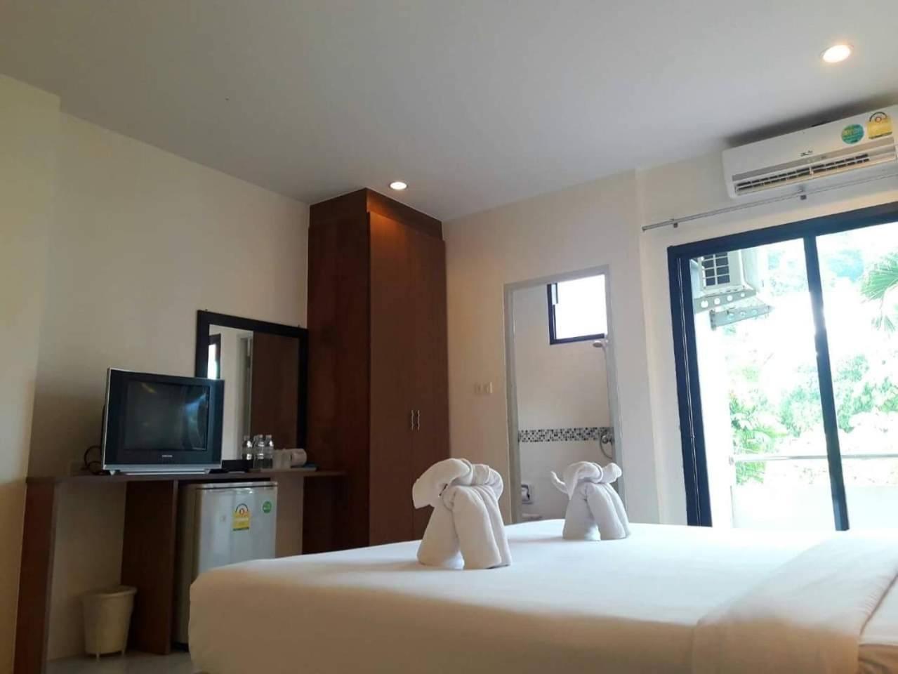 Royal Waves Hotel Patong Exterior photo