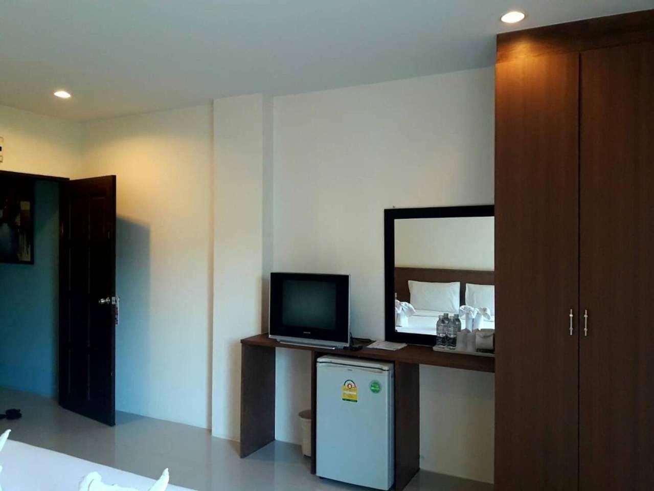 Royal Waves Hotel Patong Exterior photo