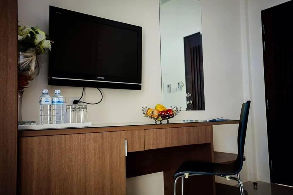 Royal Waves Hotel Patong Exterior photo